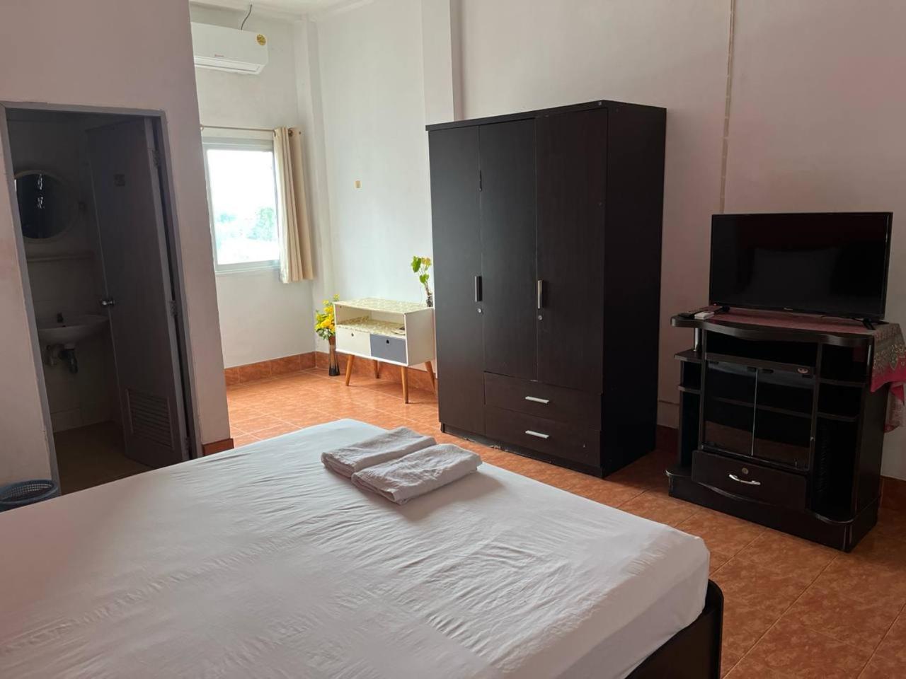 Lucky Banzaan Hotel Patong Bagian luar foto